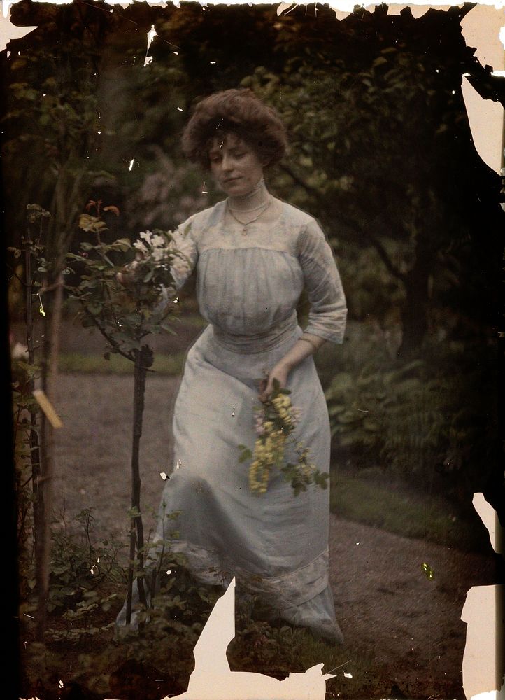 Vrouw in tuin (1907 - 1916) by Johannes Hendrikus Antonius Maria Lutz