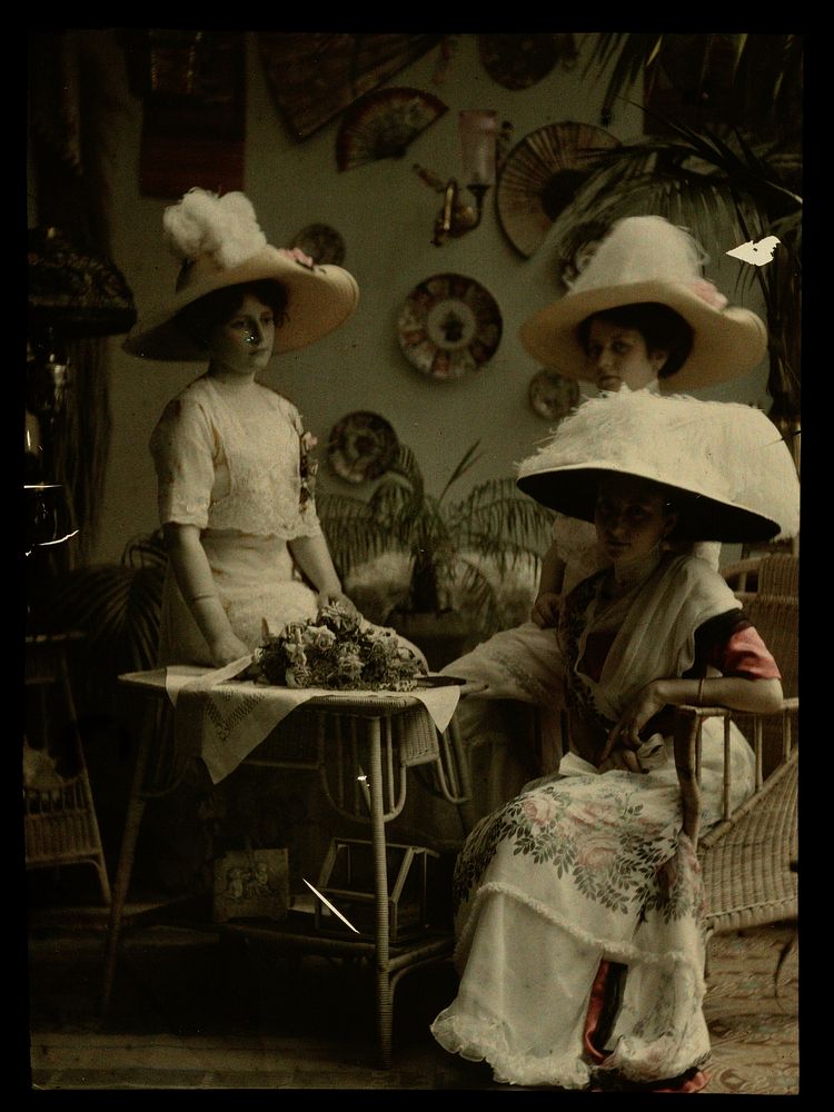 Drie vrouwen met hoeden (1907 - 1916) by Johannes Hendrikus Antonius Maria Lutz