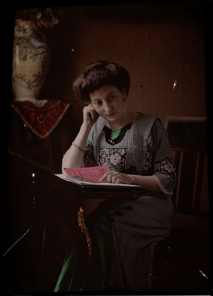 Vrouw achter leestafel (1907 - 1916) by Johannes Hendrikus Antonius Maria Lutz