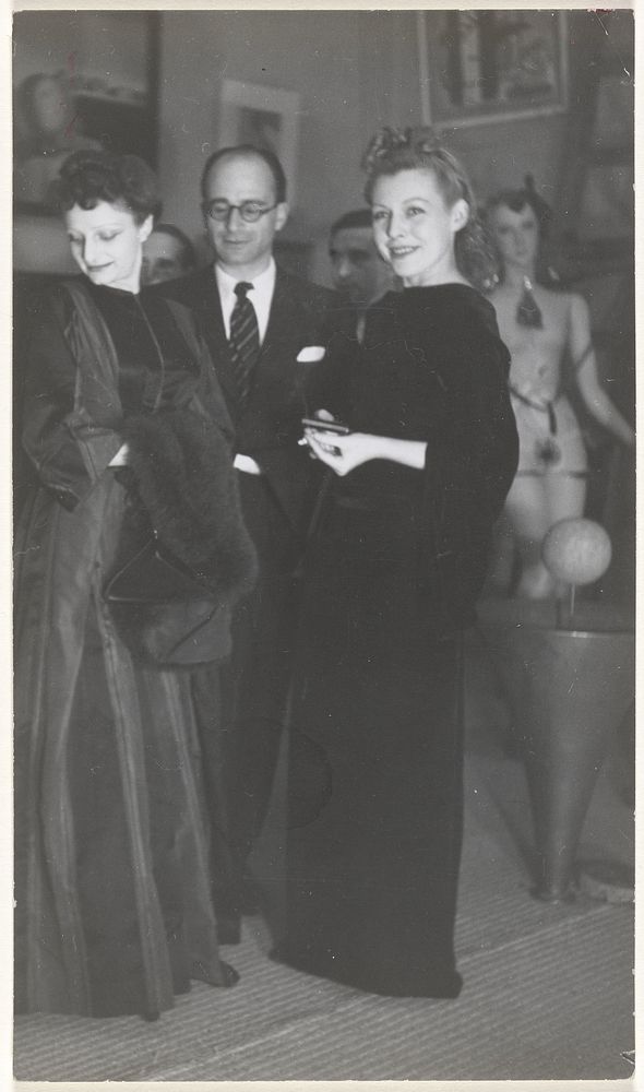 Bezoekers van opening surrealisme-tentoonstelling galerie Robert Amsterdam 1938 (1938) by Lilly Samuel