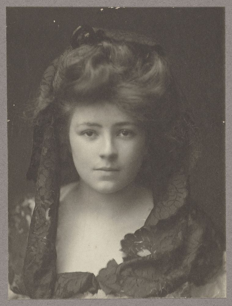 Portret van een onbekende jonge vrouw (1900 - 1914) by M Shadwell Clerke