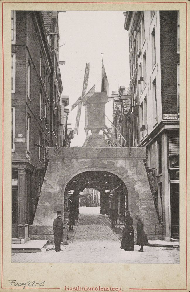 Erepoort met windmolen aan het begin van de Gasthuismolensteeg tijdens de Aprilfeesten in 1887 te Amsterdam (1887) by…