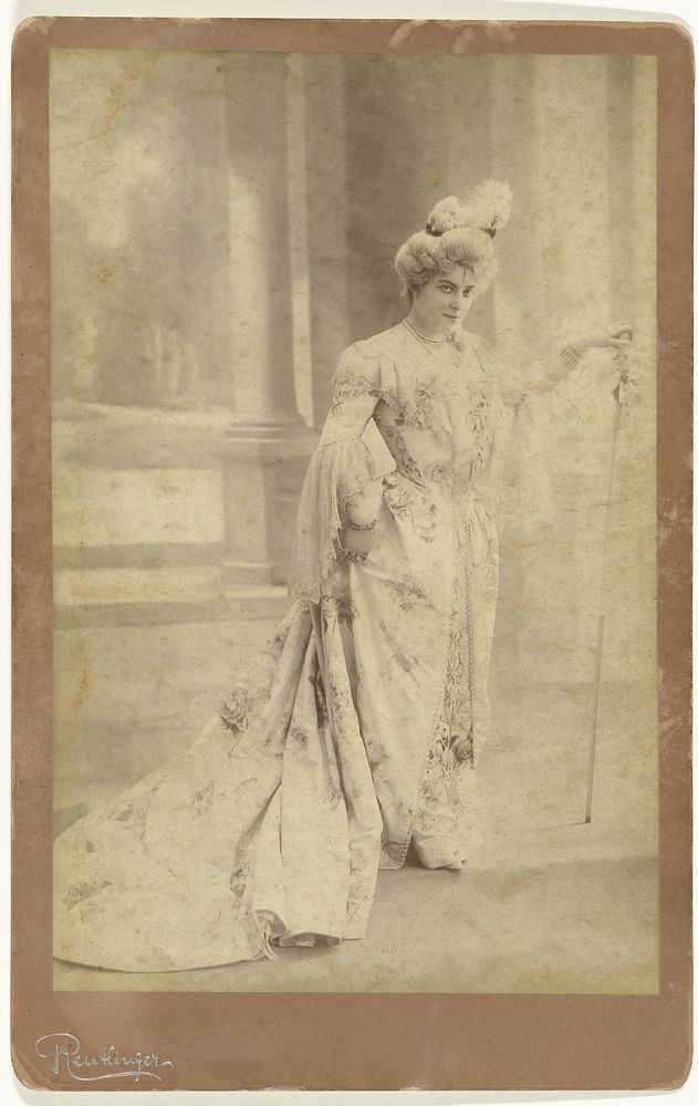 Portret van de actrice Frances Alda in de opera Manon Lescaut (1900 - 1920) by anonymous and Charles Reutlinger