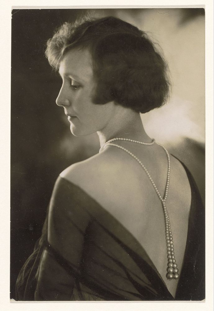 Portret van een vrouw met parelketting op de rug gezien, genoemd Nora Garsten (1929) by anonymous