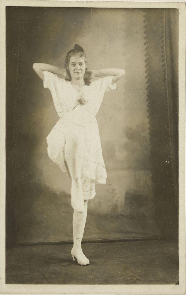 Porteren van een jonge vrouw in danskostuum (1910 - 1940) by Snelfotografie Rembrandt
