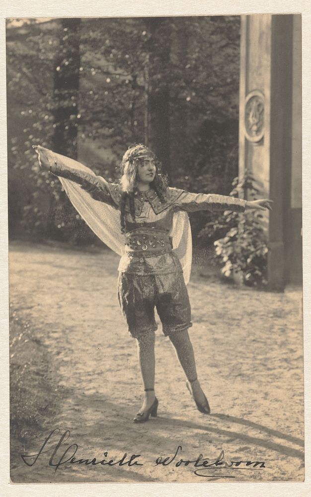 Henriëtte Nooteboom in een danspose (1900 - 1940) by Adrianus van Beurden