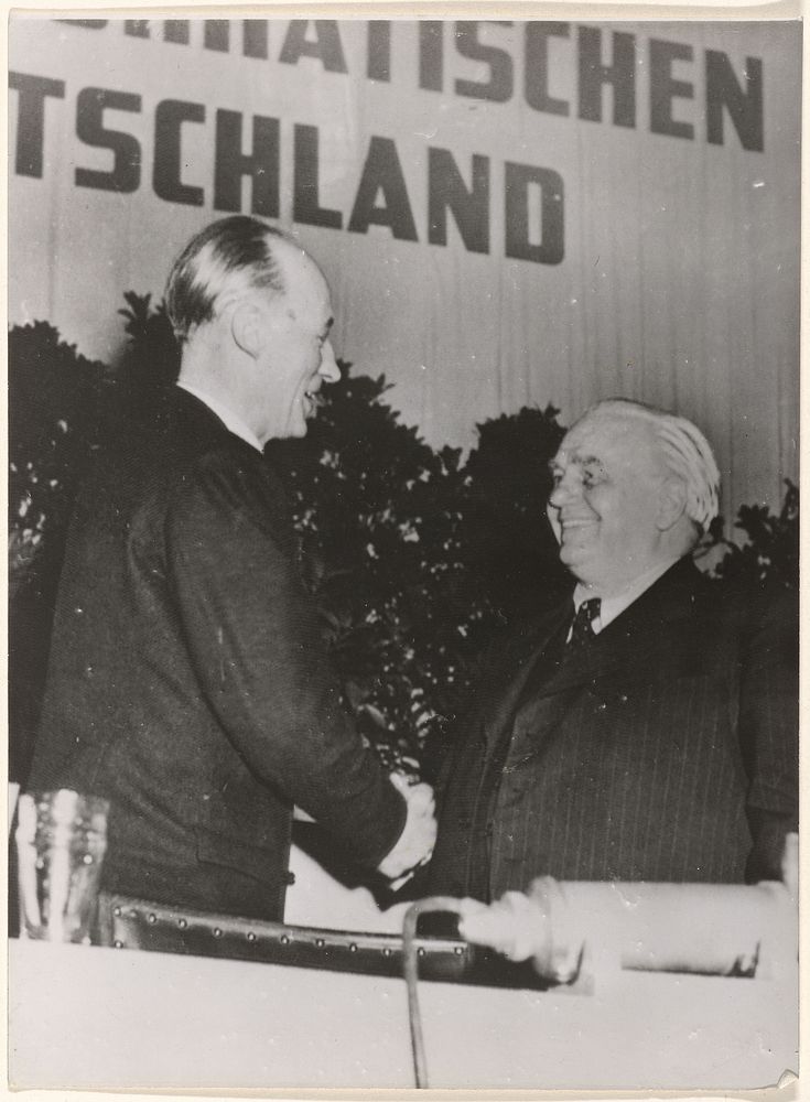 Wilhelm Pieck en J. Dieckmann (1949) by International News Photos