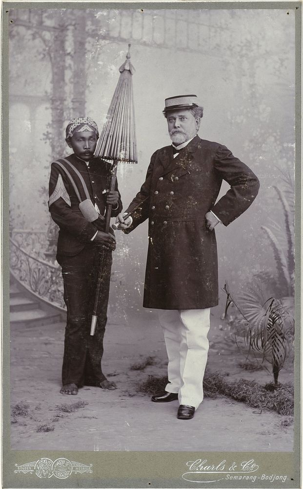 Portret van Pieter Sijthoff, resident van Semarang, met een onbekende bediende met pajong (1904) by Charls and Co