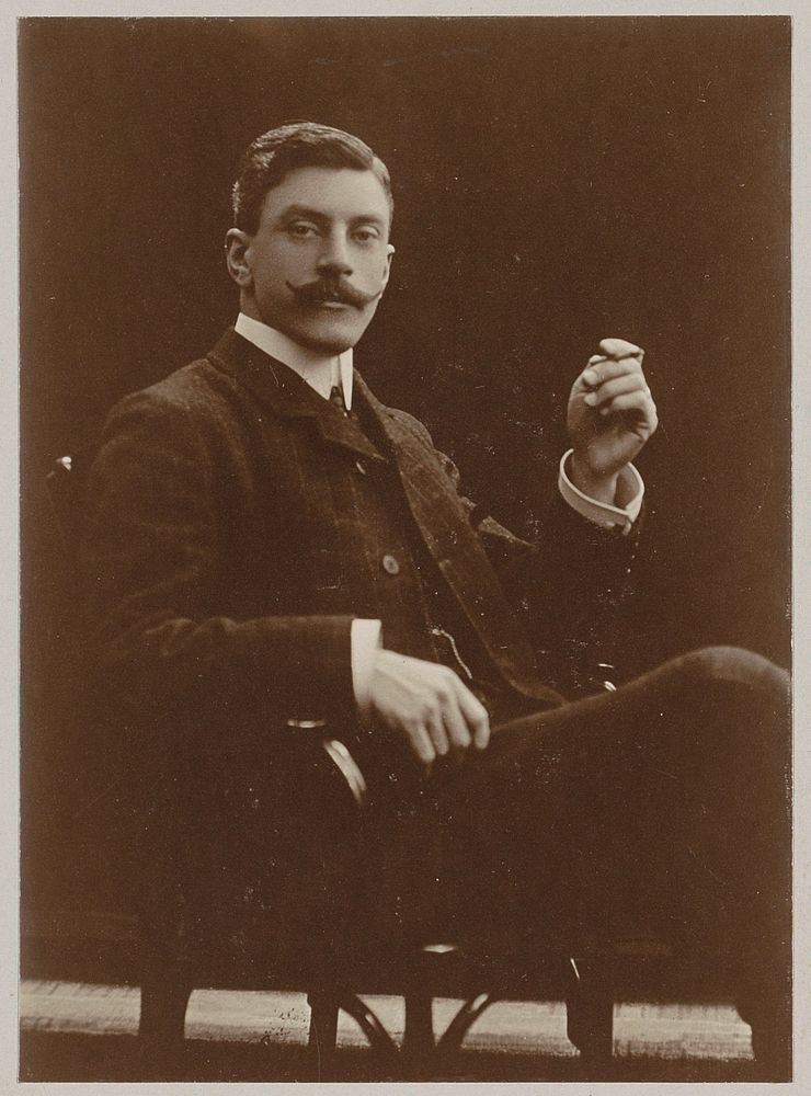 Zittende man met een sigaret (c. 1900 - c. 1910) by anonymous