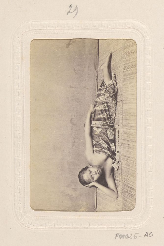 Portret van een liggende jonge vrouw (1850 - 1870) by anonymous