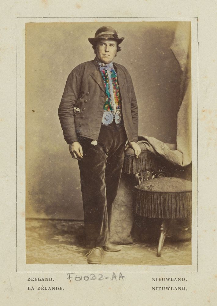 Portret van een onbekende man in klederdracht van Nieuwland, Zeeland (1860 - 1890) by Andries Jager and Andries Jager