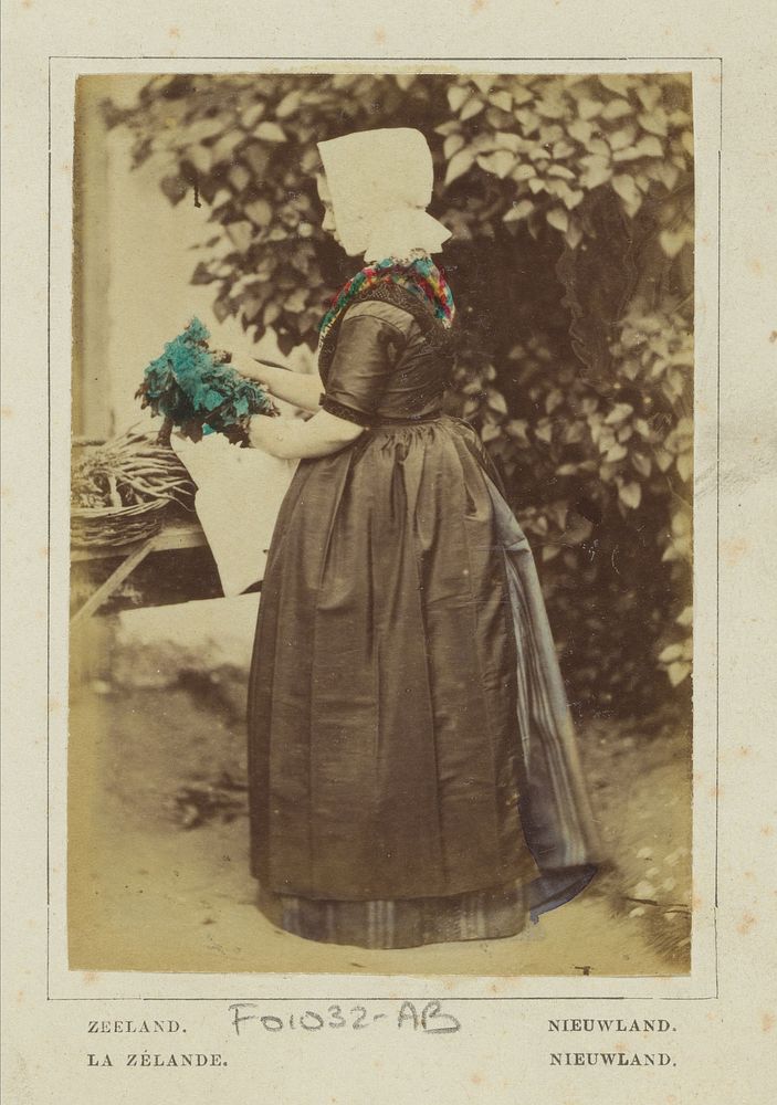 Portret van een onbekende vrouw in klederdracht van Nieuwland, Zeeland (1860 - 1890) by Andries Jager and Andries Jager