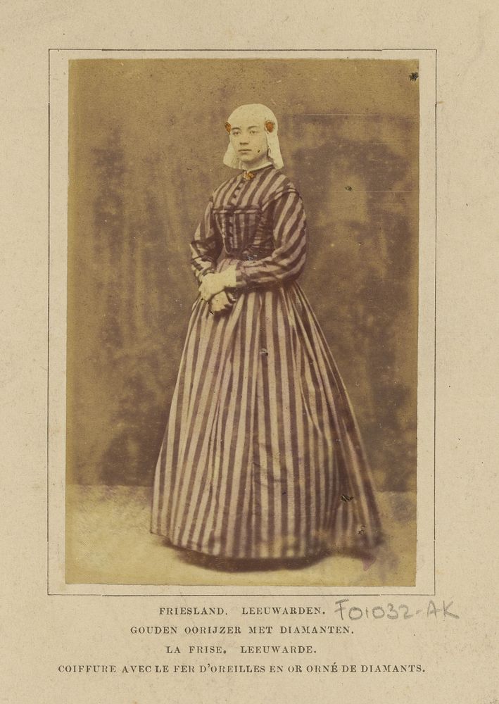 Portret van een onbekende vrouw in klederdracht van Leeuwarden, Friesland (1860 - 1890) by Andries Jager and Andries Jager