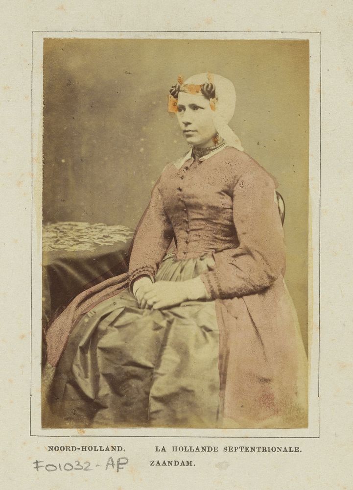 Portret van een onbekende vrouw in klederdracht van Zaandam, Noord-Holland (1860 - 1890) by Andries Jager and Andries Jager
