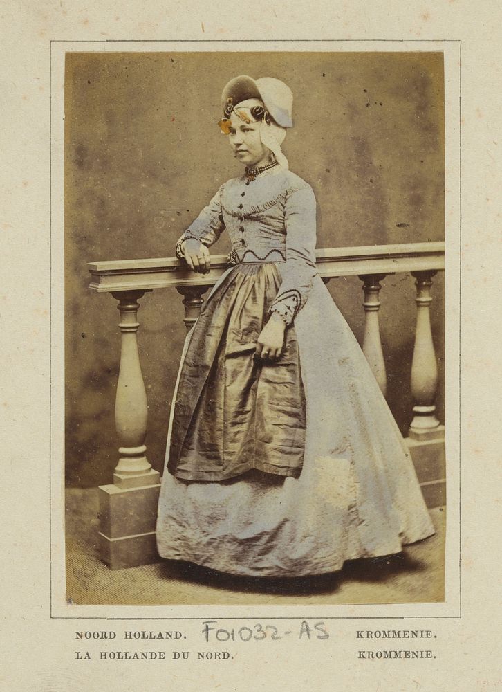 Portret van een onbekende vrouw in klederdracht van Krommenie, Noord-Holland (1860 - 1890) by Andries Jager and Andries Jager