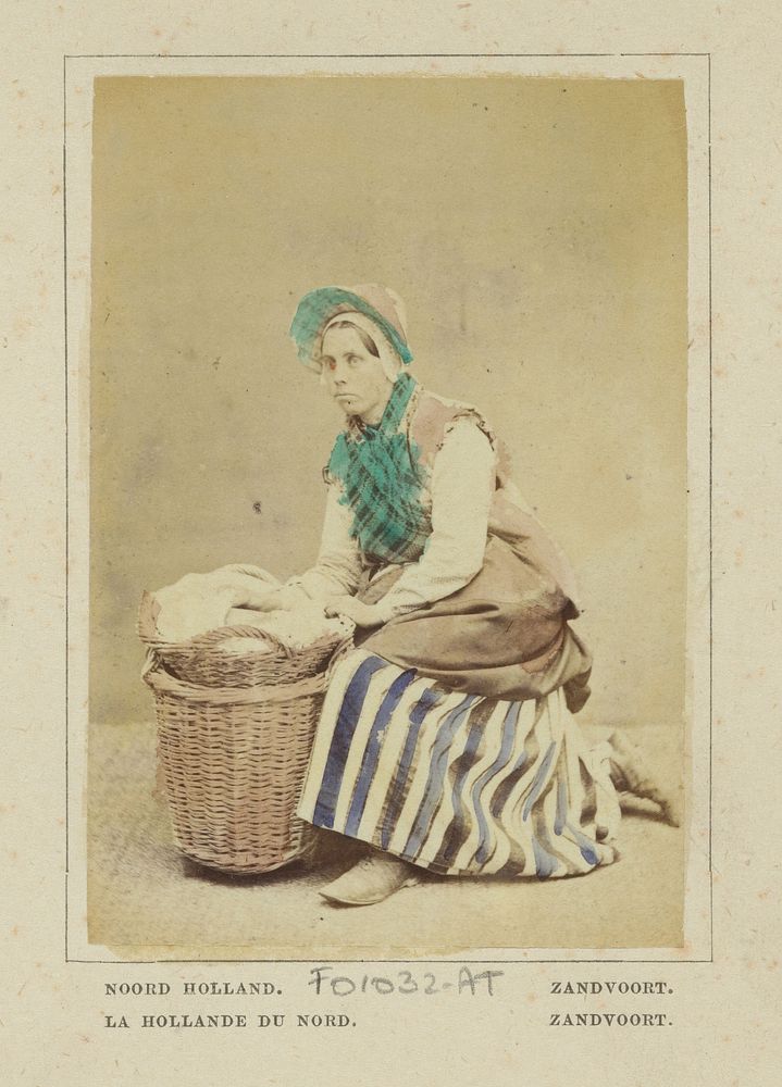 Portret van een onbekende vrouw met mand met vermoedelijk wasgoed, in klederdracht van Zandvoort, Noord-Holland (1860 -…