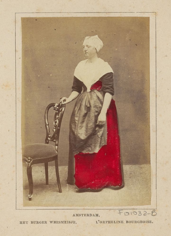 Portret van een onbekende jonge vrouw gekleed in klederdracht van Amsterdam, Noord-Holland (1860 - 1890) by Andries Jager…