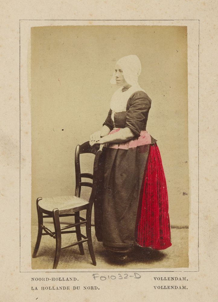 Portret van een onbekende vrouw in klederdracht van Volendam, Noord-Holland (1860 - 1890) by Andries Jager and Andries Jager