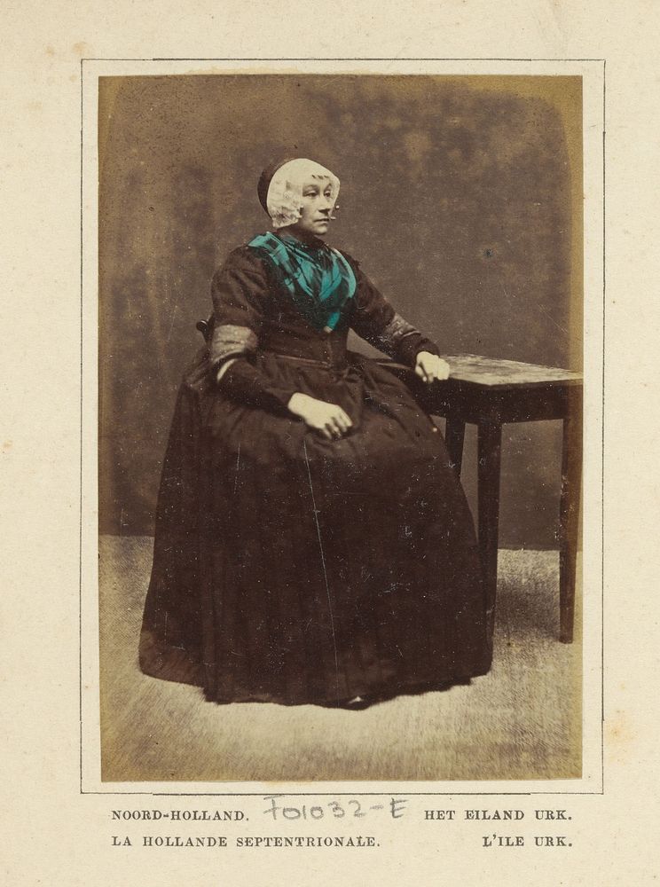 Portret van een onbekende vrouw in klederdracht van Urk, Flevoland (1860 - 1890) by Andries Jager and Andries Jager