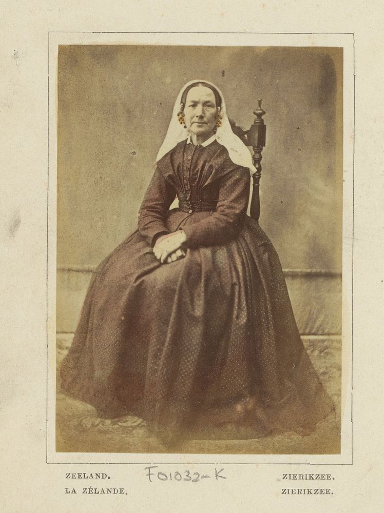 Portret van een onbekende vrouw in klederdracht van Zierikzee, Zeeland (1860 - 1890) by Andries Jager and Andries Jager