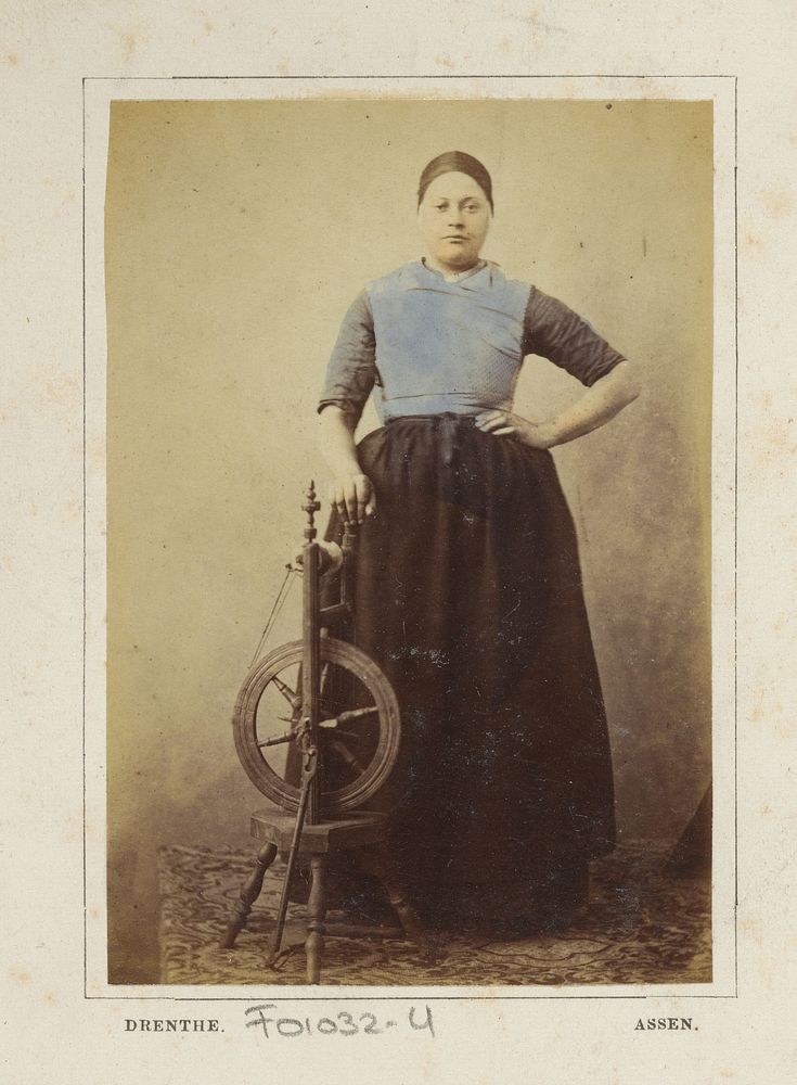 Portret van een onbekende vrouw met spinnewiel in klederdracht van Assen, Drenthe (1860 - 1890) by Andries Jager and Andries…