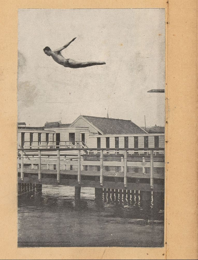 Man maakt zweefduik in zwembad (c. 1900 - c. 1920) by anonymous