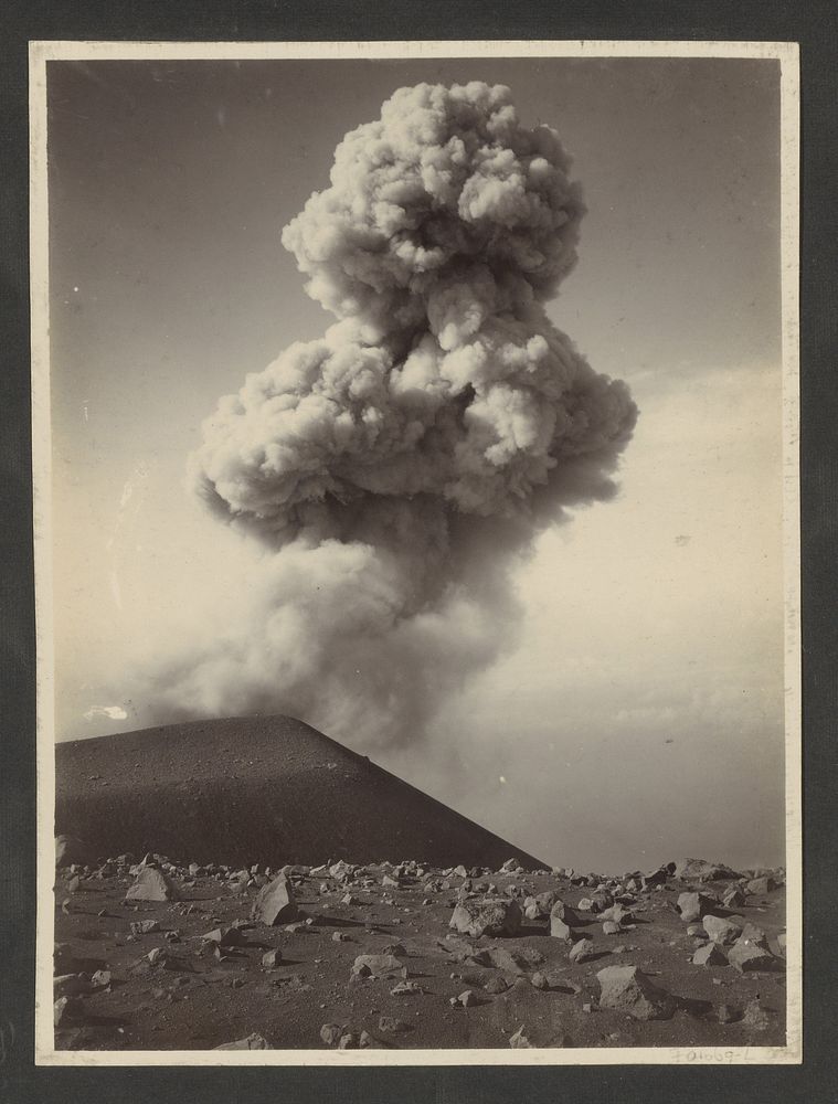 Rokende vulkaan met puin op de voorgrond in Nederlands-Indië (1912) by Onnes Kurkdjian