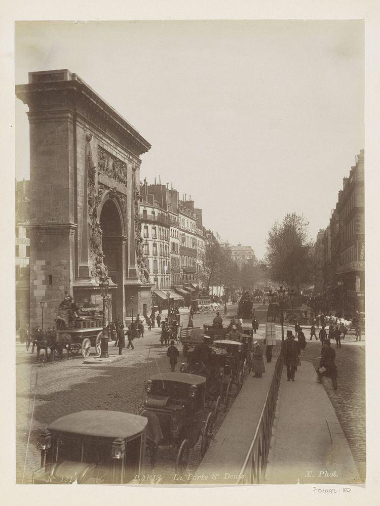 Boulevard de Bonne-Nouvelle in Parijs met links de Porte Saint-Denis (c. 1880 - c. 1900) by X phot