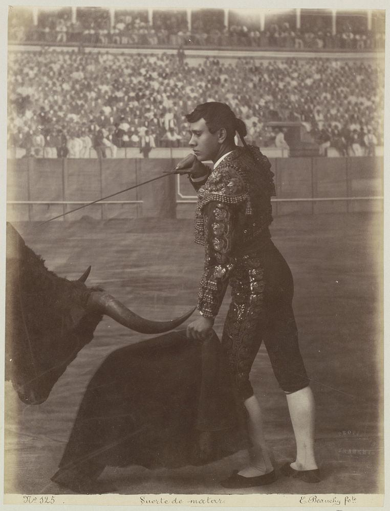 Stierenvechter met degen (matador) en stier in een arena, vermoedelijk in Spanje (c. 1860 - c. 1880) by Emilio Beauchy