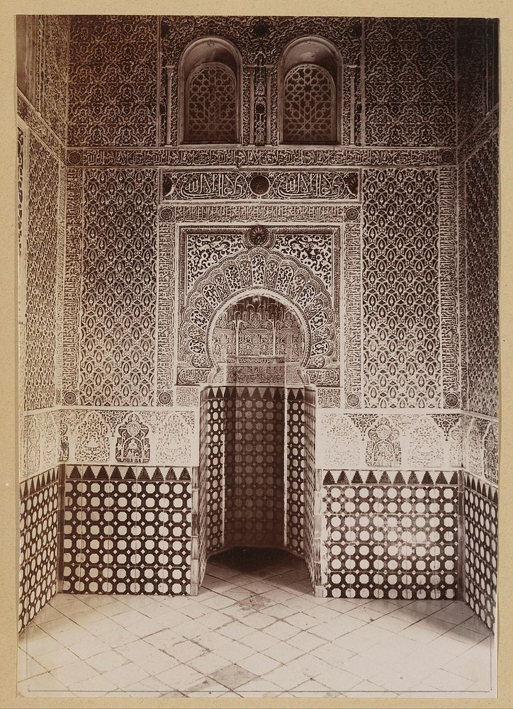 Gezicht op de mihrāb in het Alhambra in Granada (1851 - c. 1890) by anonymous