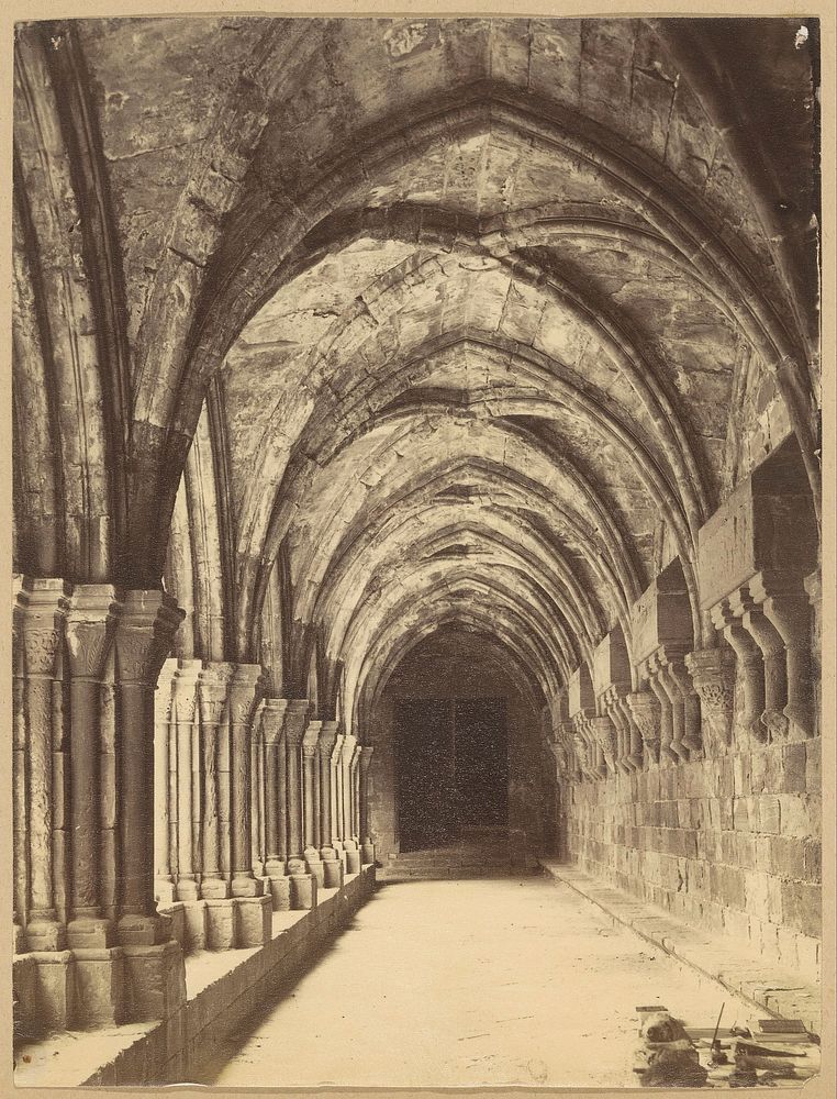 Kloostergang in het Klooster van Poblet nabij Vimbodí in de gemeente Tarragona, op de voorgrond enkele schrijfwaren (1851 -…