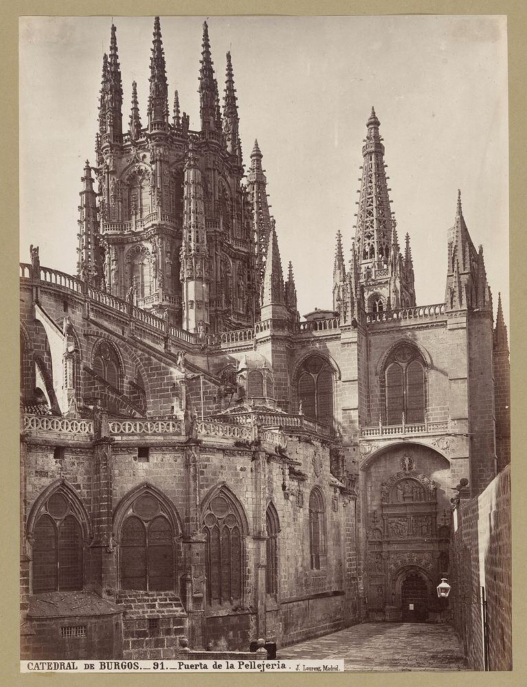 Gezicht op de kathedraal van Burgos, op de voorgrond de Puerta Pellejería (1856 - 1863) by Juan Laurent