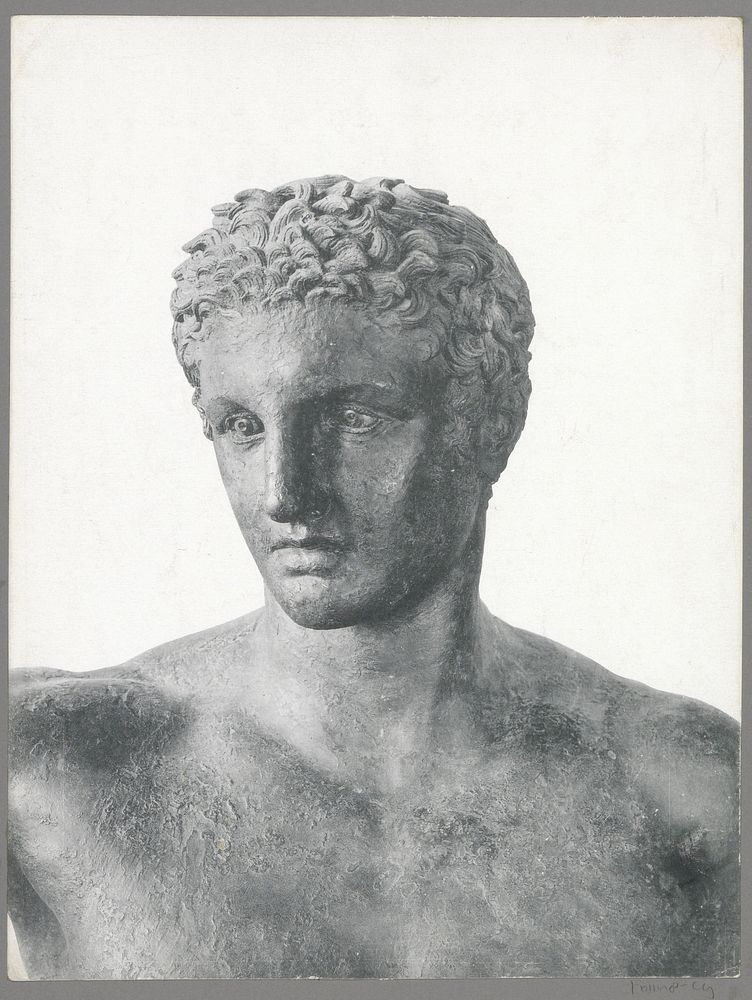 Deel van een antiek bronzen beeld van een jongeman (boven- en voorzijde), vermoedelijk in een museum in Athene (c. 1903 - in…
