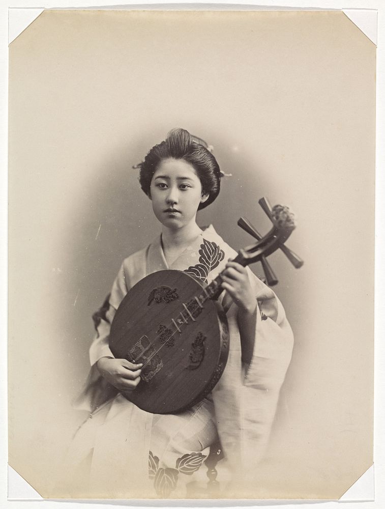 Portret van een Japans meisje met een muziekinstrument (c. 1863 - c. 1884) by Felice Beato