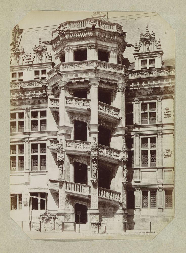 Exterieur van het trappenhuis van het kasteel van Blois (c. 1880 - c. 1900) by Séraphin Médéric Mieusement