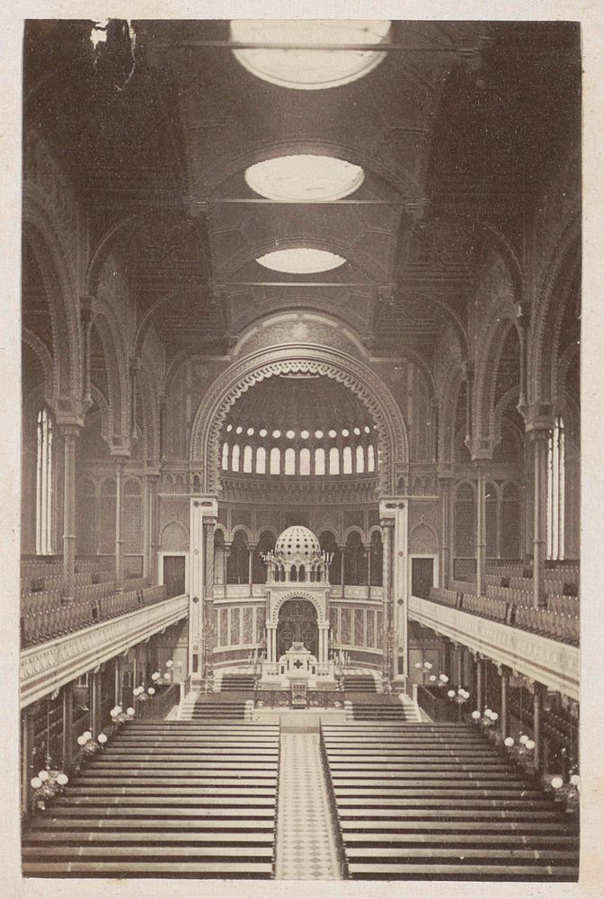 Interieur van de Nieuwe Synagoge in Berlijn: banken, koor en gewelven (1878 - 1890) by anonymous