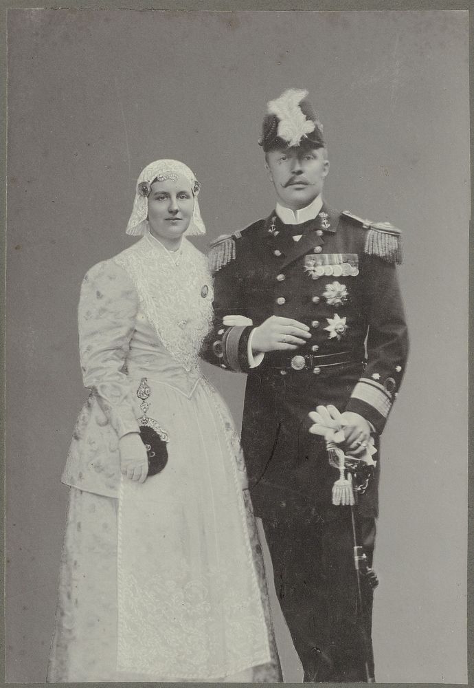 Portret van Koningin Wilhelmina in Friese klederdracht en prins Hendrik in marine-uniform (1901 - 1905) by Idanus Hendrikus…