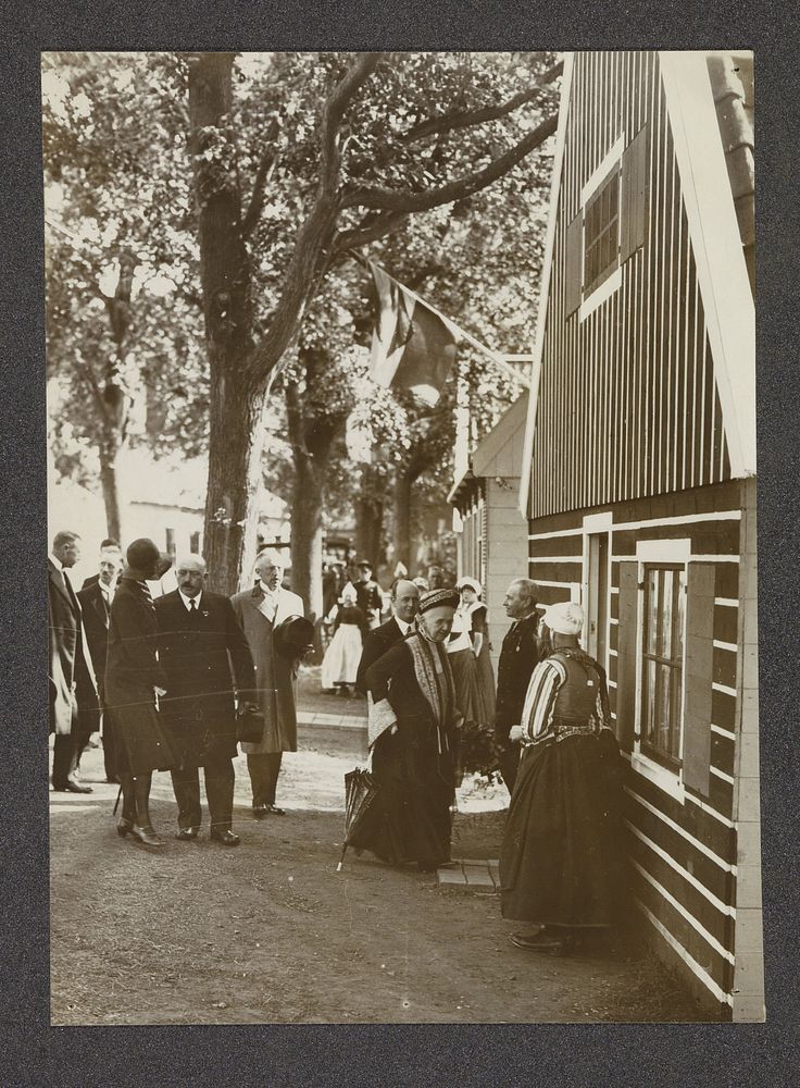 Koningin Emma bij een tentoonstelling van het Zuiderzeemuseum (c. 1910 - c. 1934) by anonymous