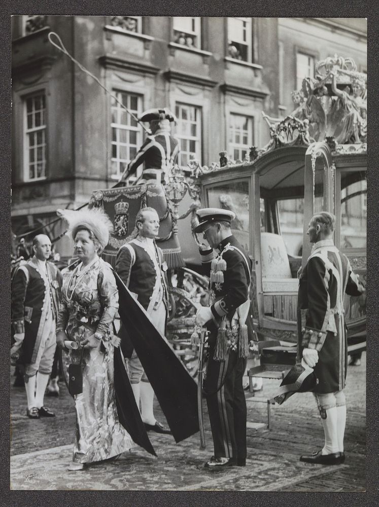 Aankomst van koningin Juliana en prins Bernhard op het Binnenhof, Den Haag, voor de opening van de Staten-Generaal (1962) by…