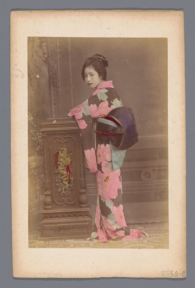 Portret van een onbekende Japanse vrouw (1860 - 1900) by anonymous