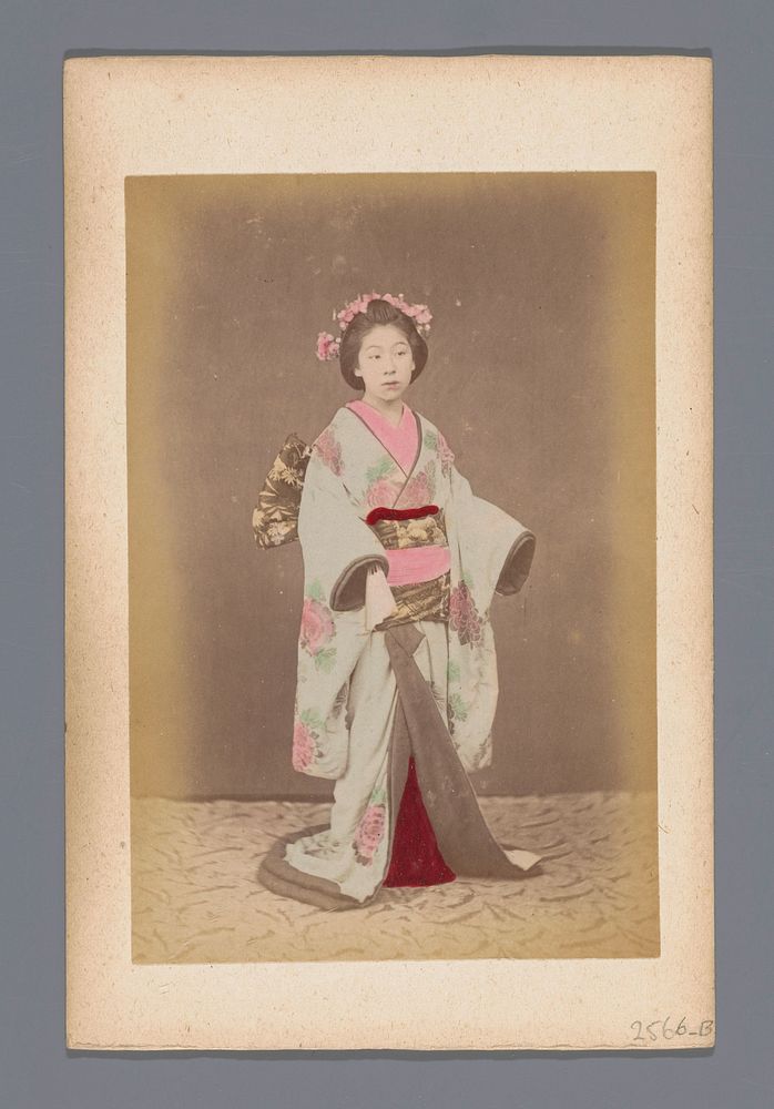 Portret van een onbekend Japans meisje (1860 - 1900) by anonymous