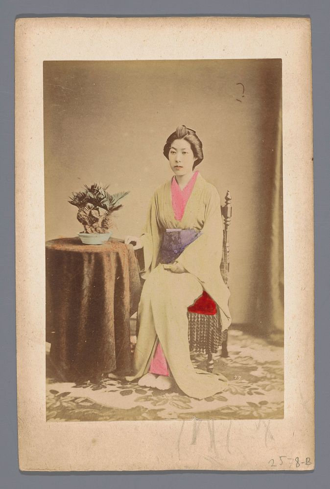 Portret van een onbekende Japanse vrouw aan een tafel (1860 - 1900) by anonymous