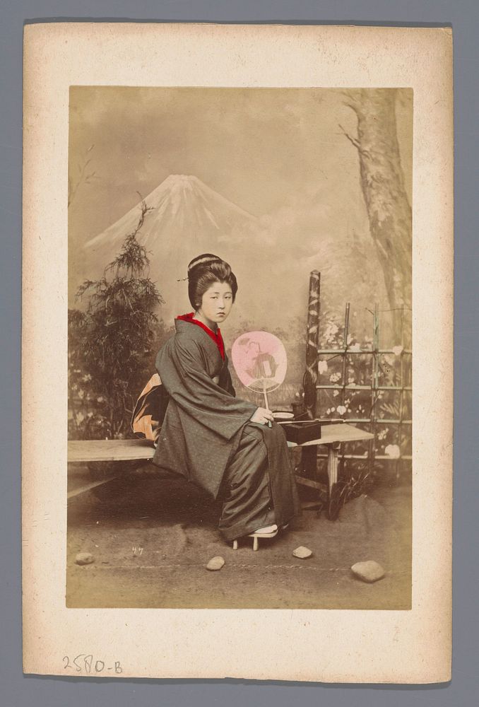 Portret van een onbekende Japanse vrouw met waaier (1860 - 1900) by anonymous