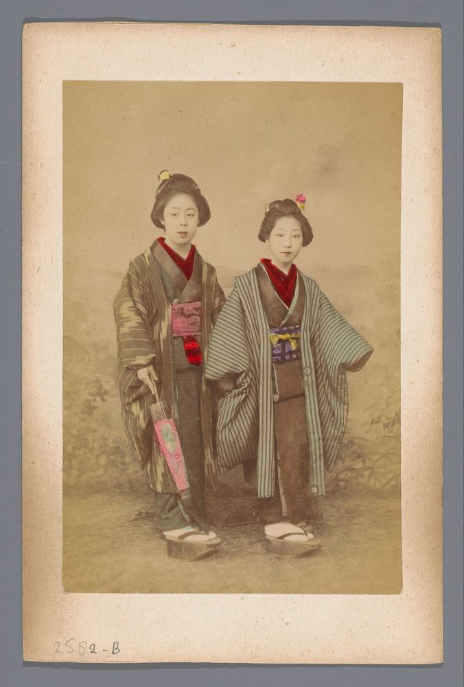 Dubbelportret van twee onbekende Japanse meisjes (1860 - 1900) by anonymous