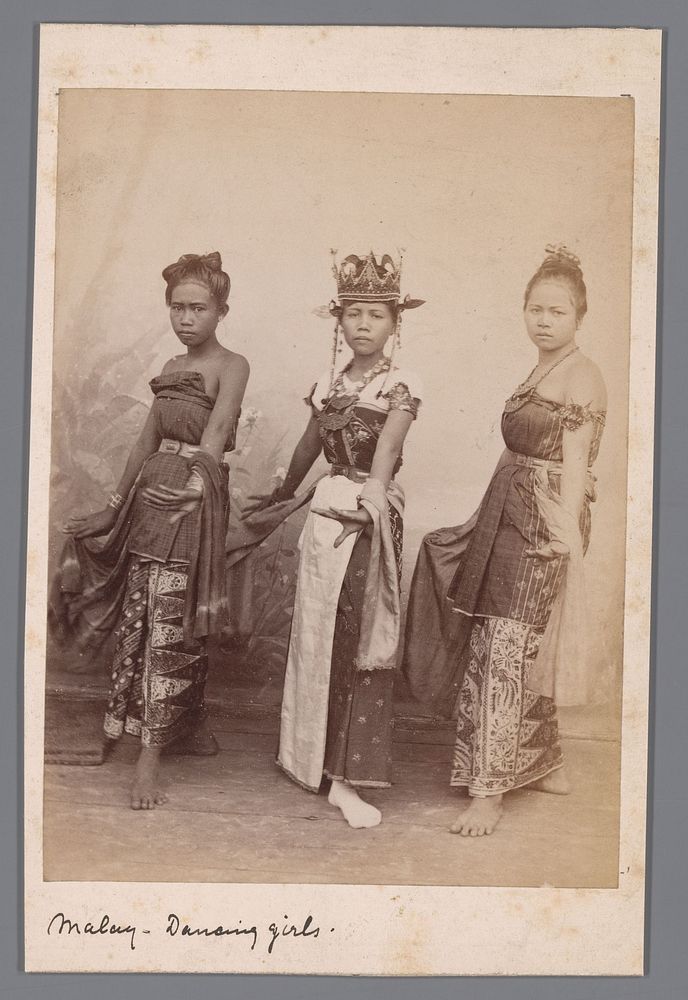 Groepsportret van drie onbekende dansende Maleisische vrouwen (1860 - 1900) by anonymous