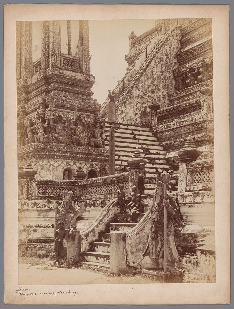 Gezicht op de trappen van Wat Arun in Bangkok (1860 - 1900) by anonymous