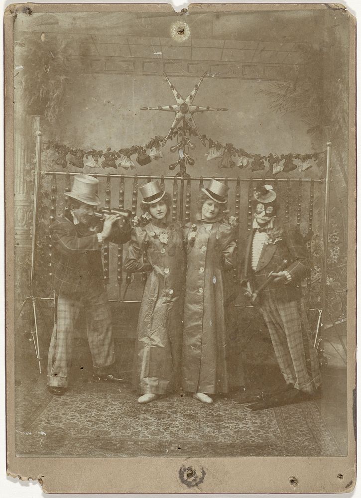 Twee clowns en twee vrouwen in circuskostuum (c. 1890 - c. 1910) by anonymous