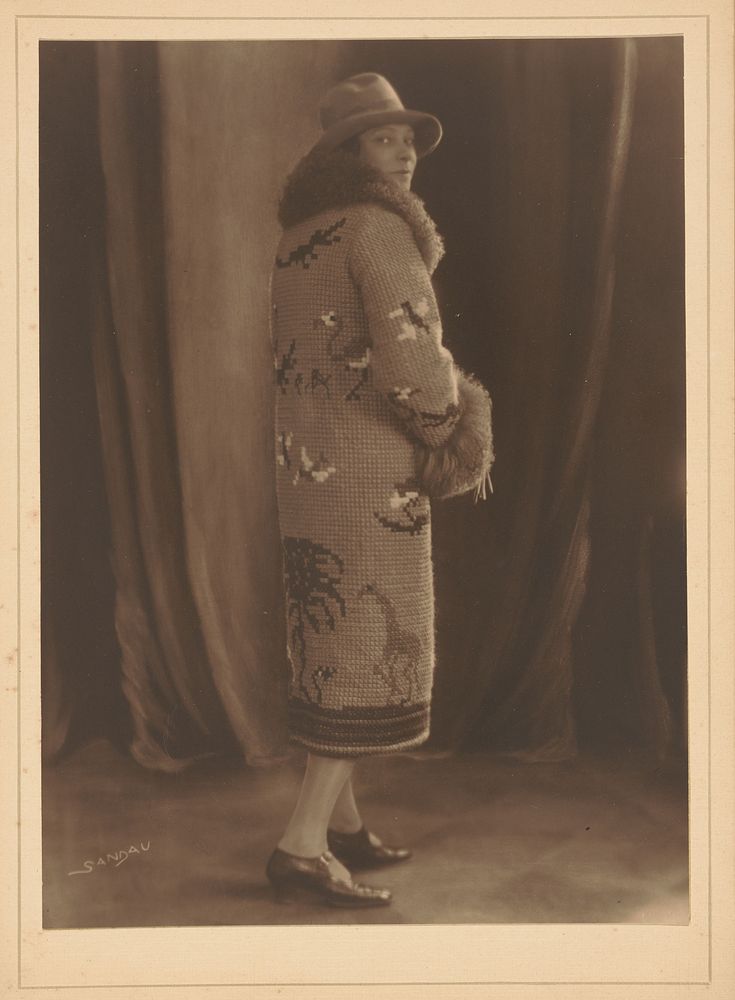 Portret van een onbekende vrouw, mogelijk een Duitse actrice (1910 - 1918) by Ernst Sandau