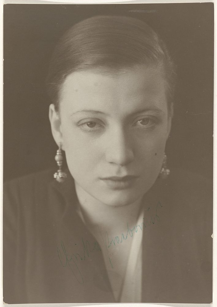 Portret van een actrice met grote oorbellen, gesigneerd Frika Prazbovint[onz] (1920 - 1940) by anonymous