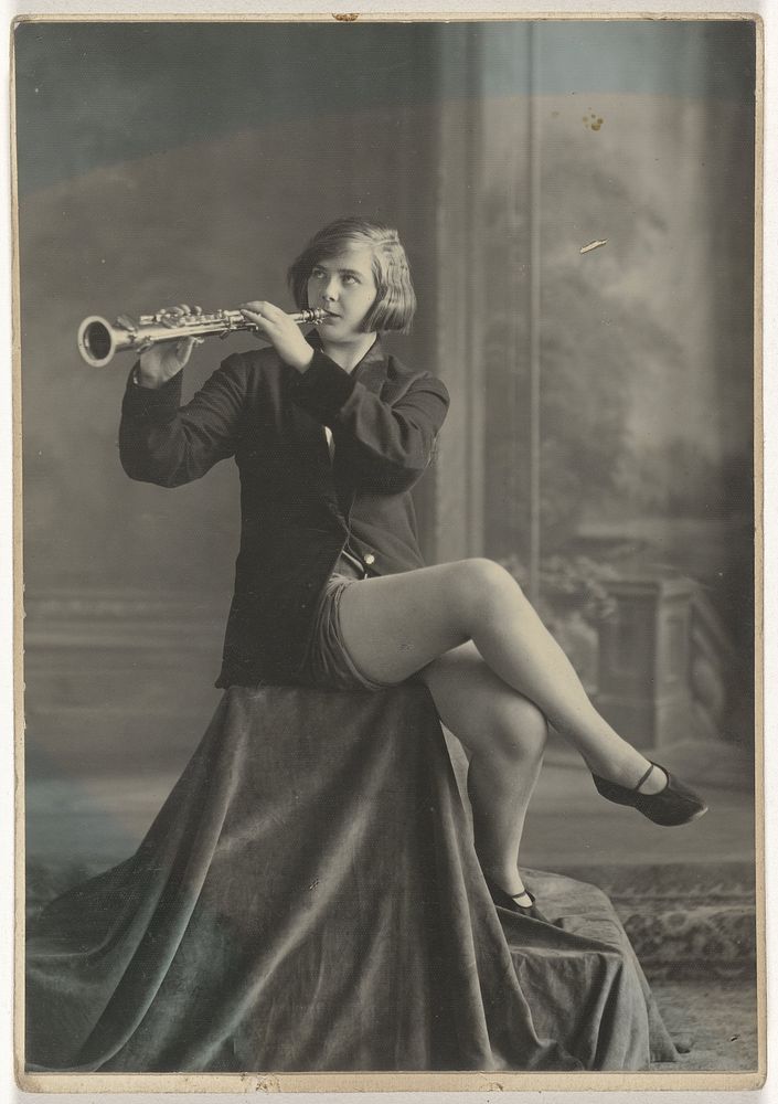 Portret van een onbekend meisje met klarinet (c. 1920 - c. 1930) by anonymous
